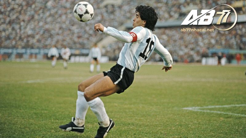 tien-dao-xuat-sac-nhat-the-gioi Diego Maradona 
